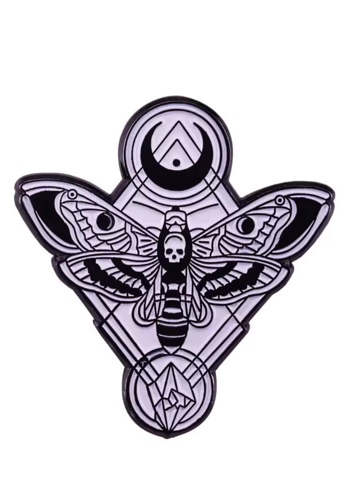 Schwarz-weiß enamel pin mit gothic death moth und schädel, umgeben von geometrischen symbolen wie mond und dreiecken