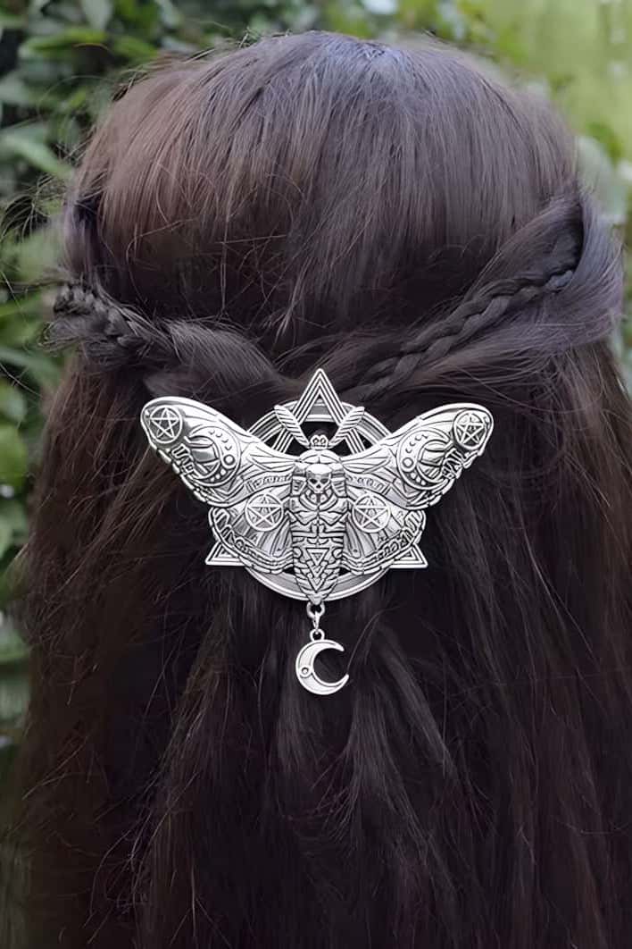 Elegante haarklammer death moth in silber mit faszinierendem mottendesign und kreisendem mond anhänger