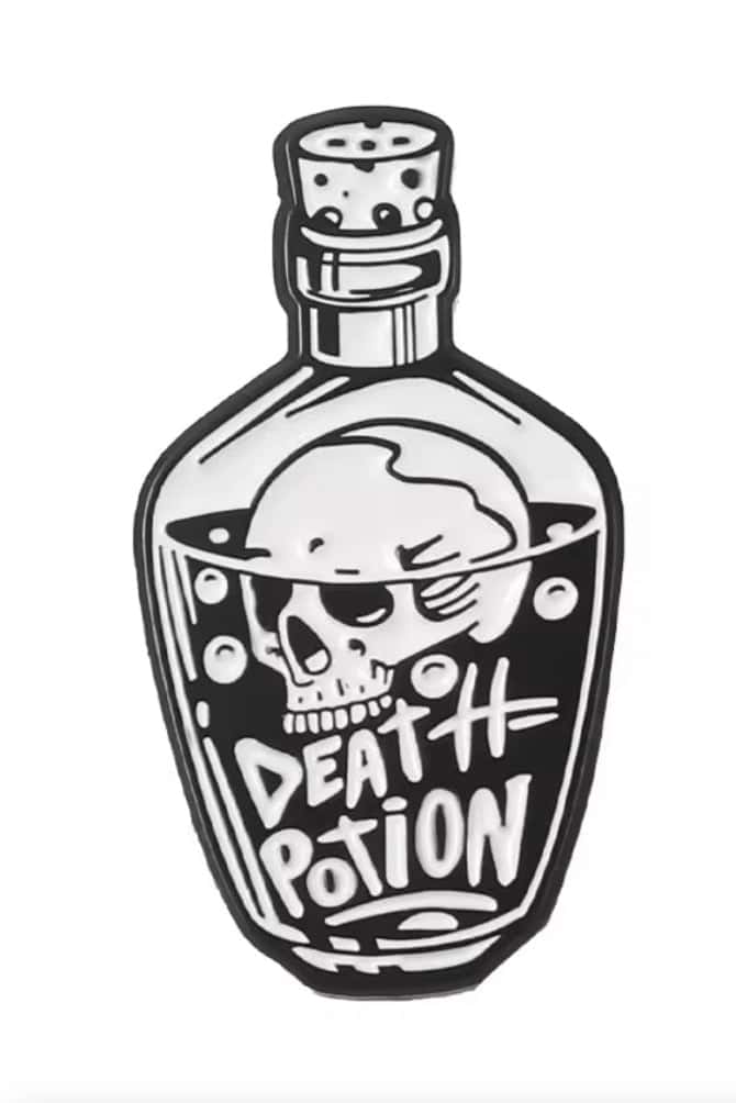 Schwarzweißer emaillierter death potion pin in flaschenform mit schädel und gothic horror design