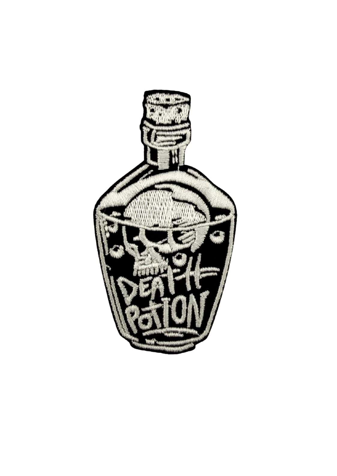 Schwarzweiß bestickter markanter aufnäher mit totenkopfmotiv in flasche death potion für dunklen charme und gothic-inspirierte mode