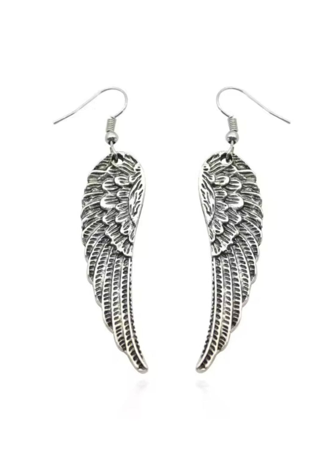 Silberne Engelsflügel-Ohrringe mit komplizierten Federdetails und Hakenverschluss.