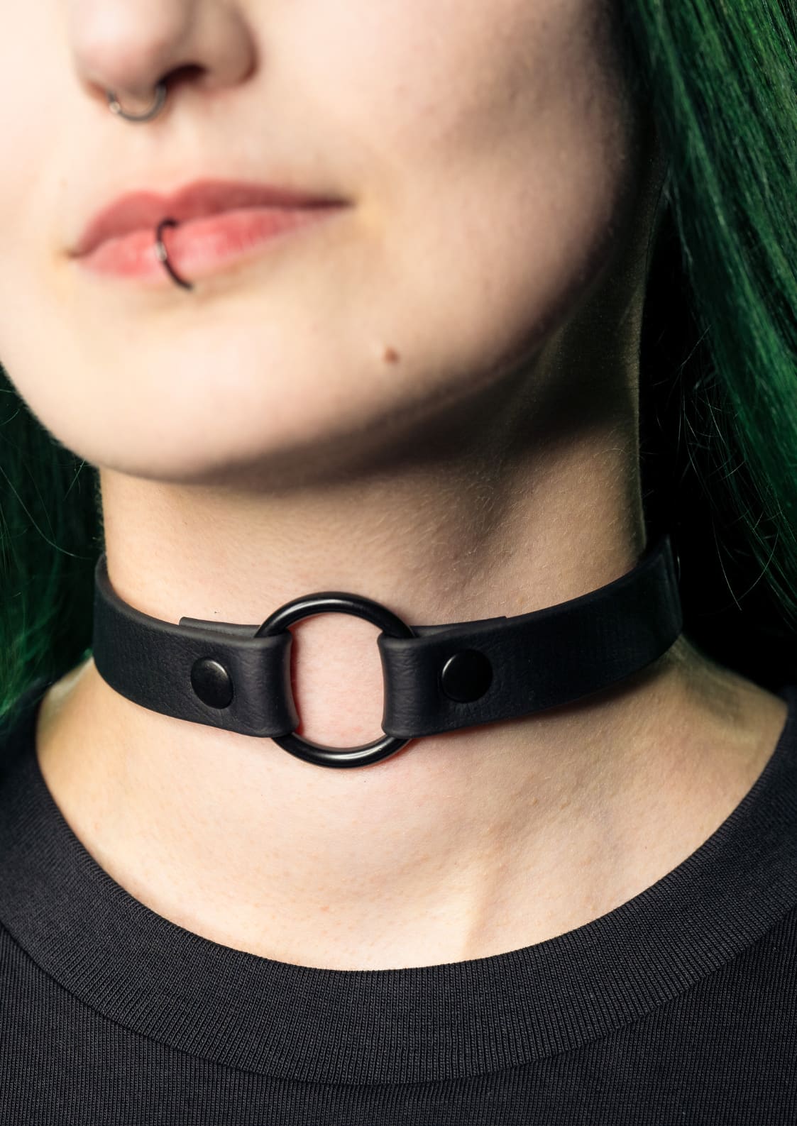 Schwarzes Halsband mit Metallring.