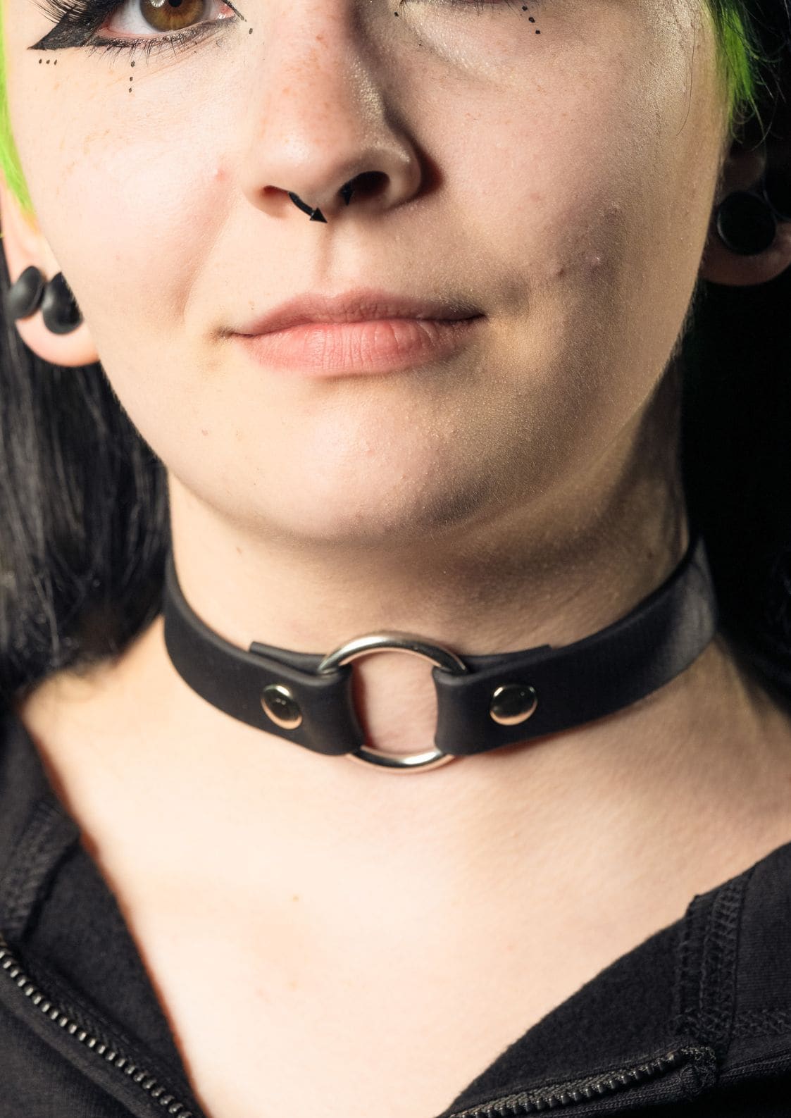 Schwarzes Lederhalsband mit Metallring.