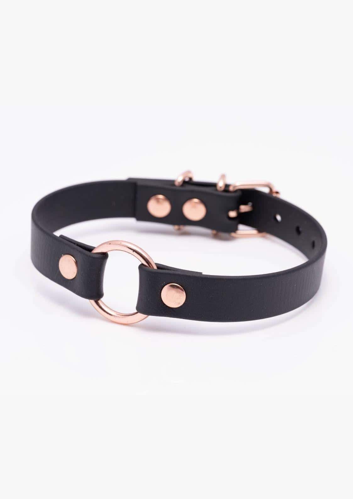 Seitenansicht des schwarzen Easure CO-Ring Chokers aus BioThane mit rosegoldenem O-Ring