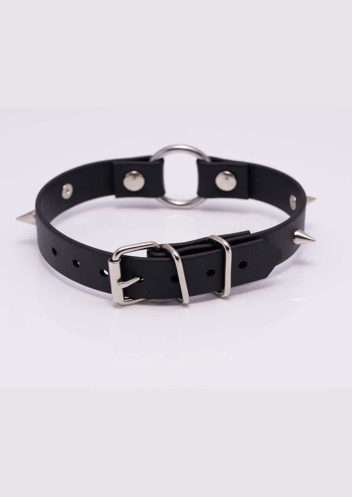 Rückansicht des schwarzen Easure O-Ring Spike silver Chokers aus BioThane mit Nieten