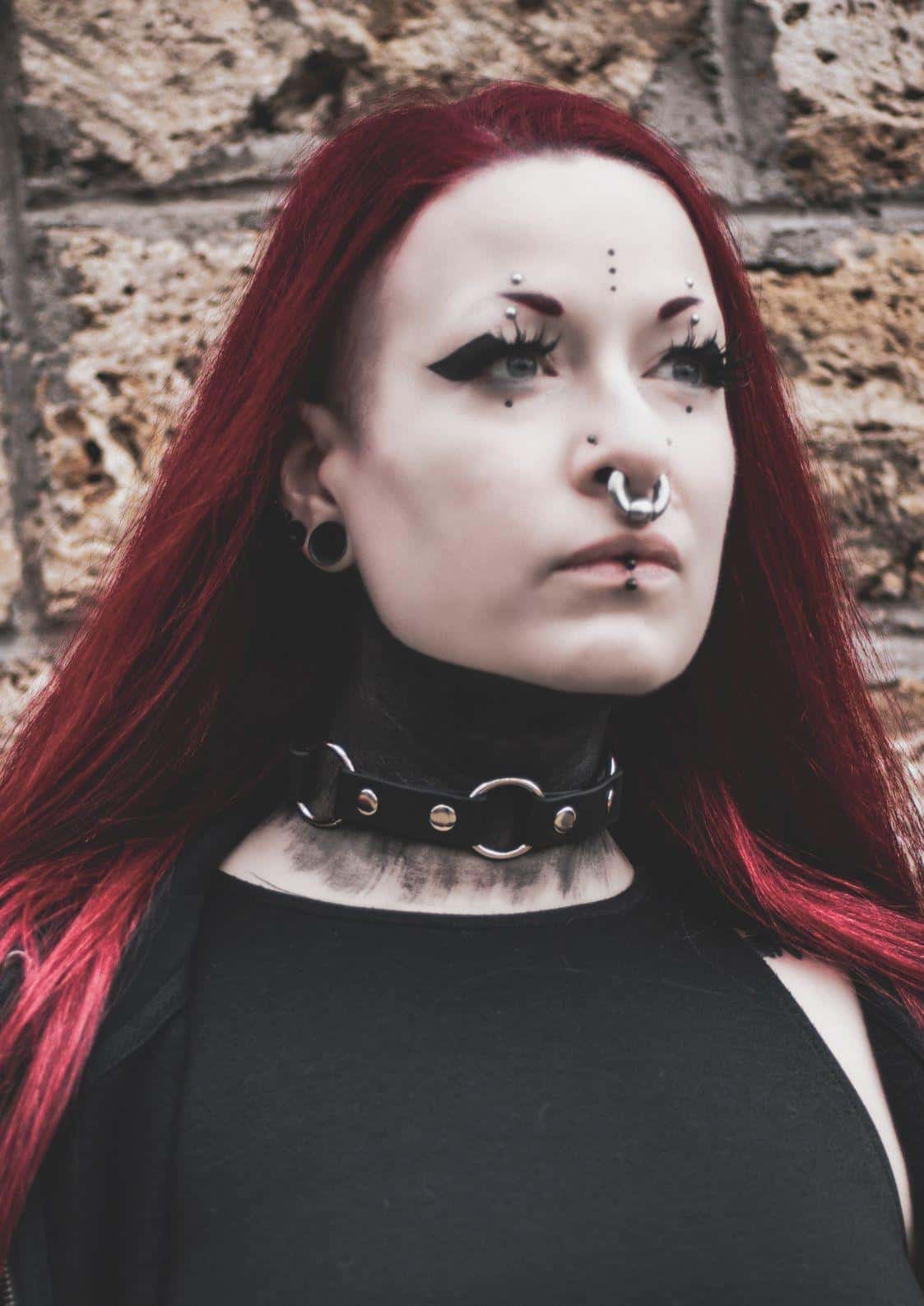 Model trägt den schwarzen Easure Triple O-Ring silver Choker aus BioThane in Frontansicht