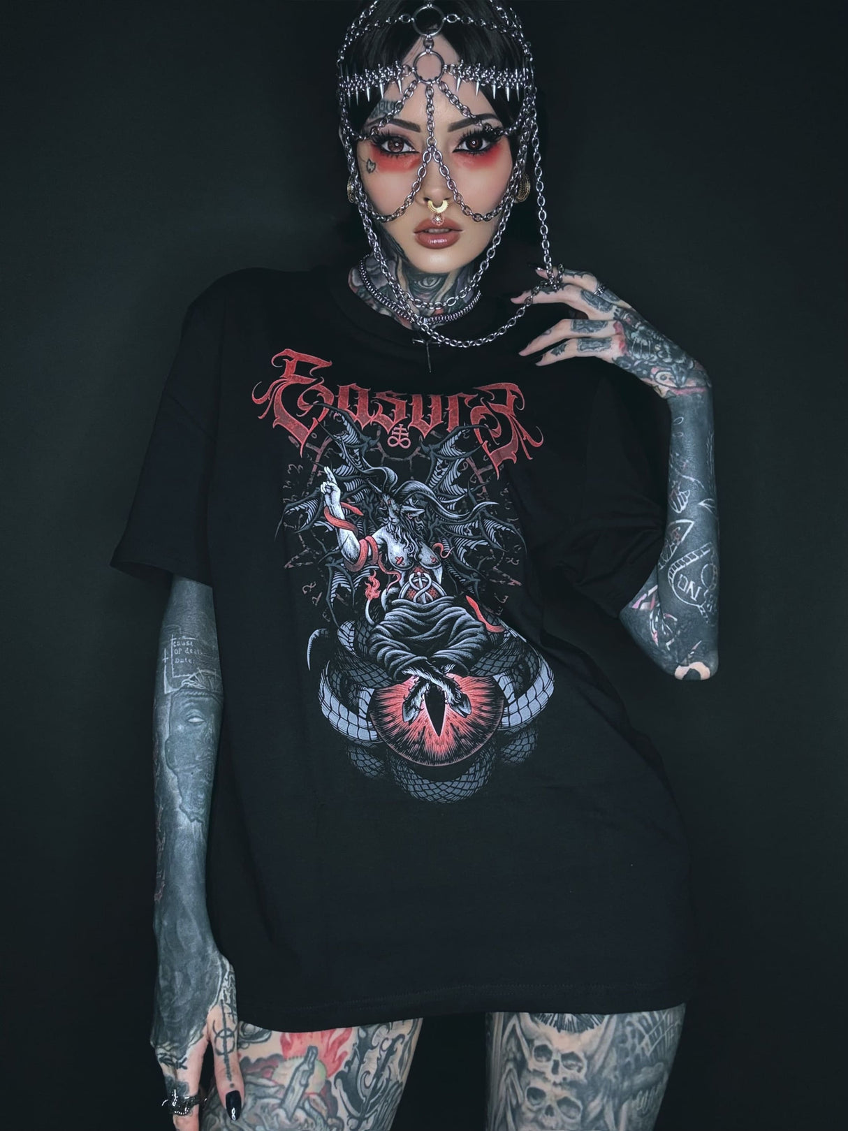 Schwarzes Grafik-T-Shirt mit rot-weißem aufwendigem Design, das eine dämonische Figur und das Wort ‚gasha‘ in stilisierten Buchstaben zeigt.