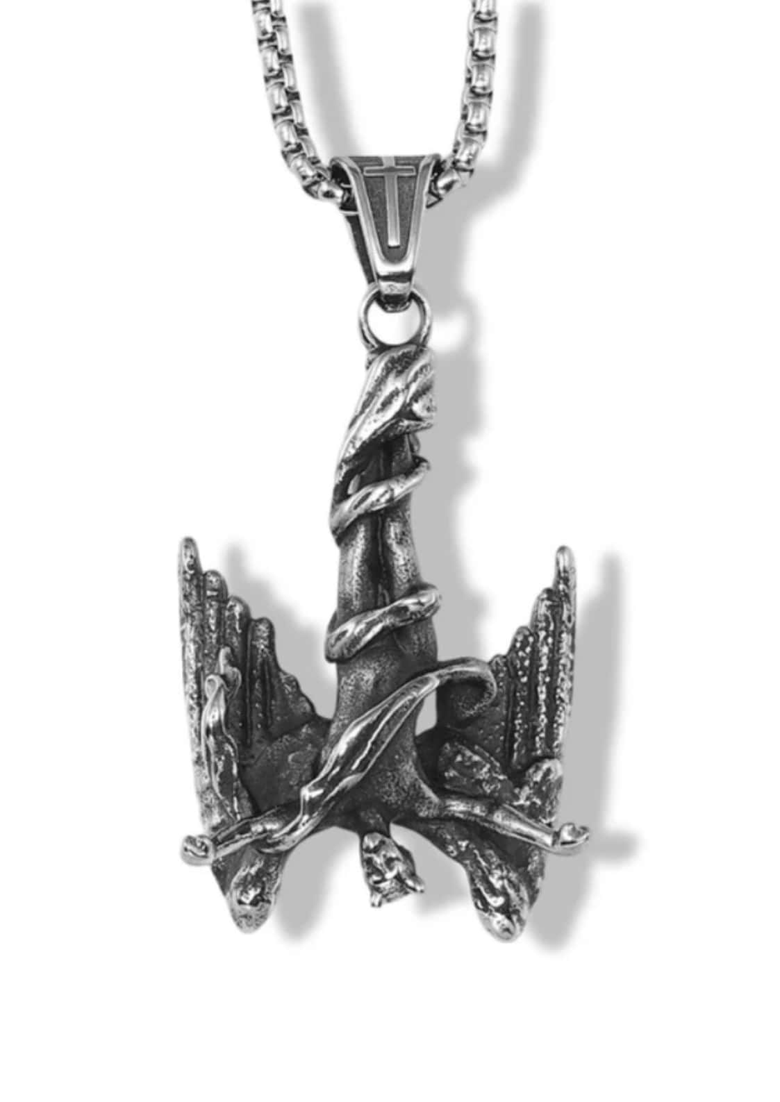 Silberne fallen angel halskette mit detailliertem, verdrehtem design aus anker, flügeln und ranken im gothic horror stil