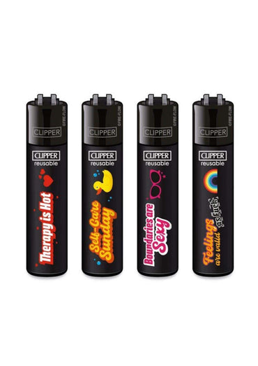 Vier schwarze clipper feuerzeuge mit bunten designs und sprüchen wie therapy is hot für gothic und dark fashion fans