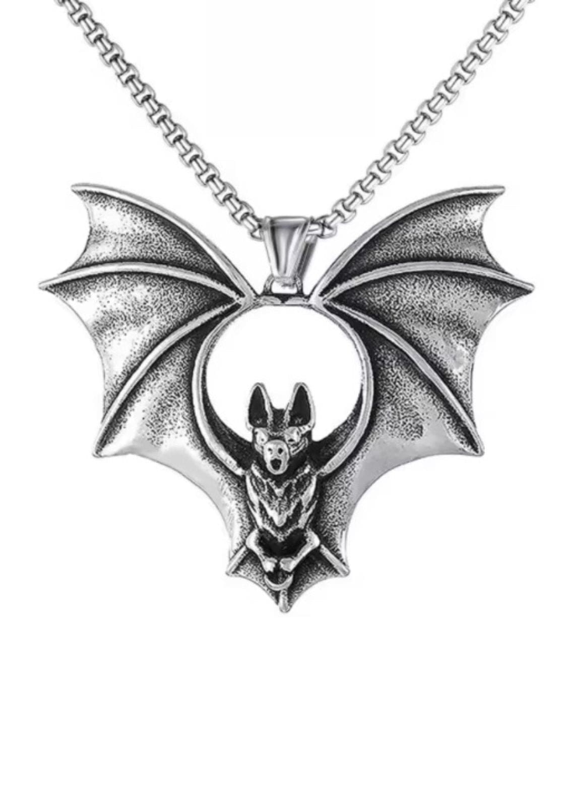 Silberfarbene Fledermaus-Halskette mit ausgestreckten Flügeln.