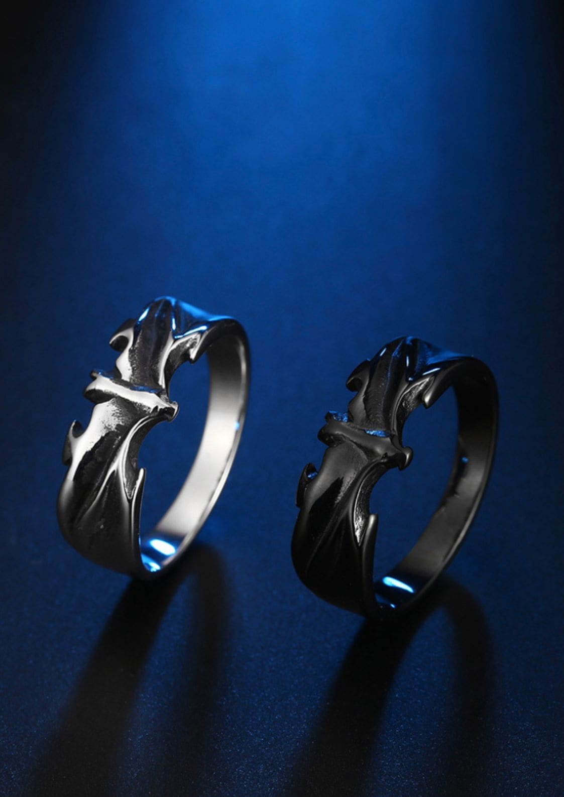 Silberner Wolf-Ring mit schwarzen Akzenten, Material Edelstahl.