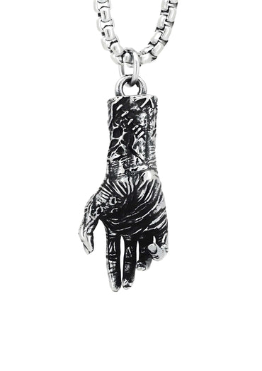 Silberne frankensteins hand halskette mit kunstvollem gothic design und zierlicher kette im horror stil