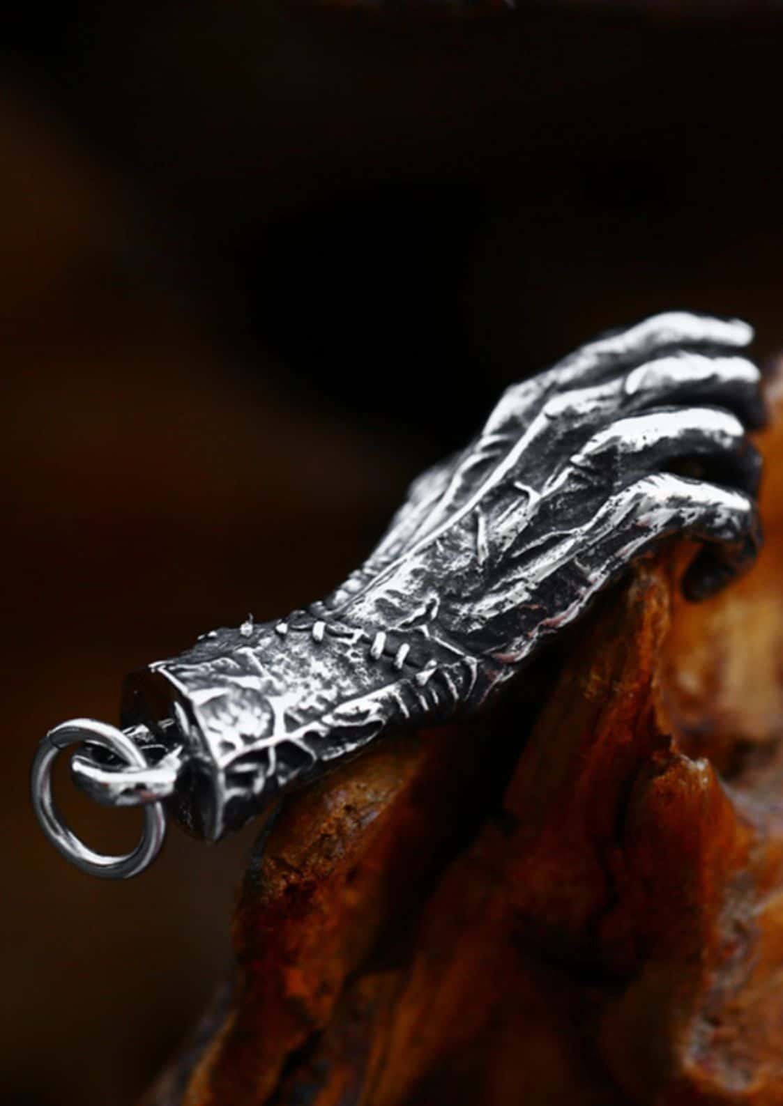 Silberne frankensteins hand halskette mit handförmigem anhänger, filigranen gravuren und gothic horror design