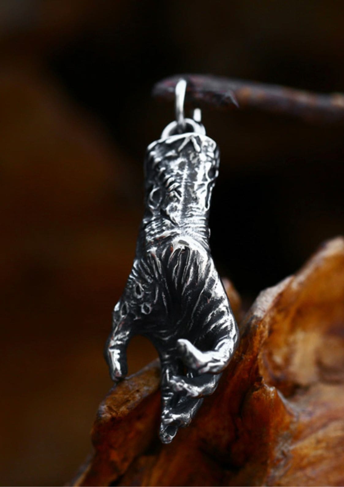 Silbernes Dinosaurier-Anhängerkettchen mit aufwendigen Details und polierter Oberfläche.