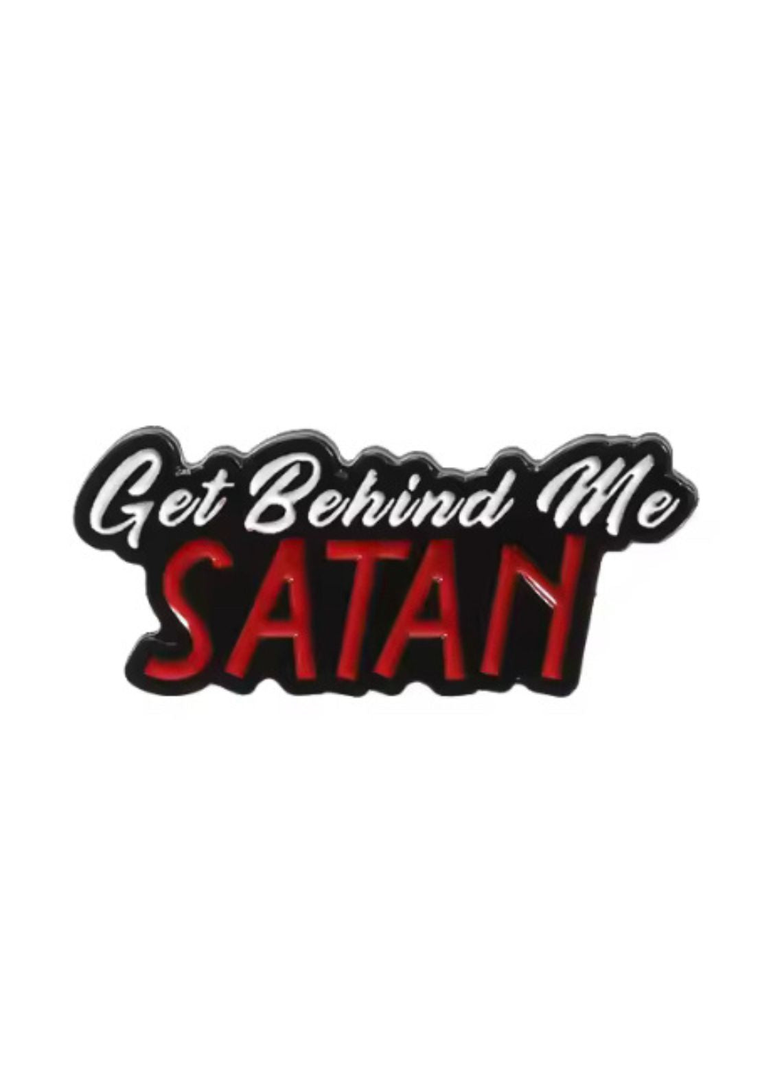 Roter und schwarzer Emaille-Anstecker mit dem Spruch »Weiche mir aus, Satan« in einer fetten, stilisierten Schrift.