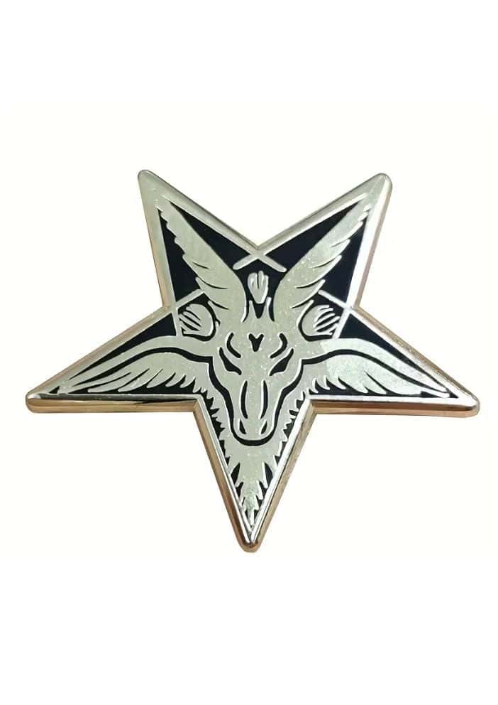 Silberner und schwarzer enamel pin mit detailreichem ziegenkopf pentagramm für fans düsterer ästhetik