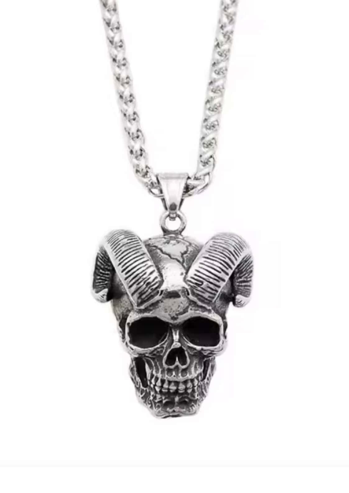 Silberfarbene gothic halskette mit goat skull anhänger und detaillierten widderhörnern aus metall