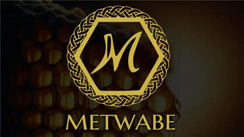 Goldenes Logo mit keltischem Knotenhexagon.