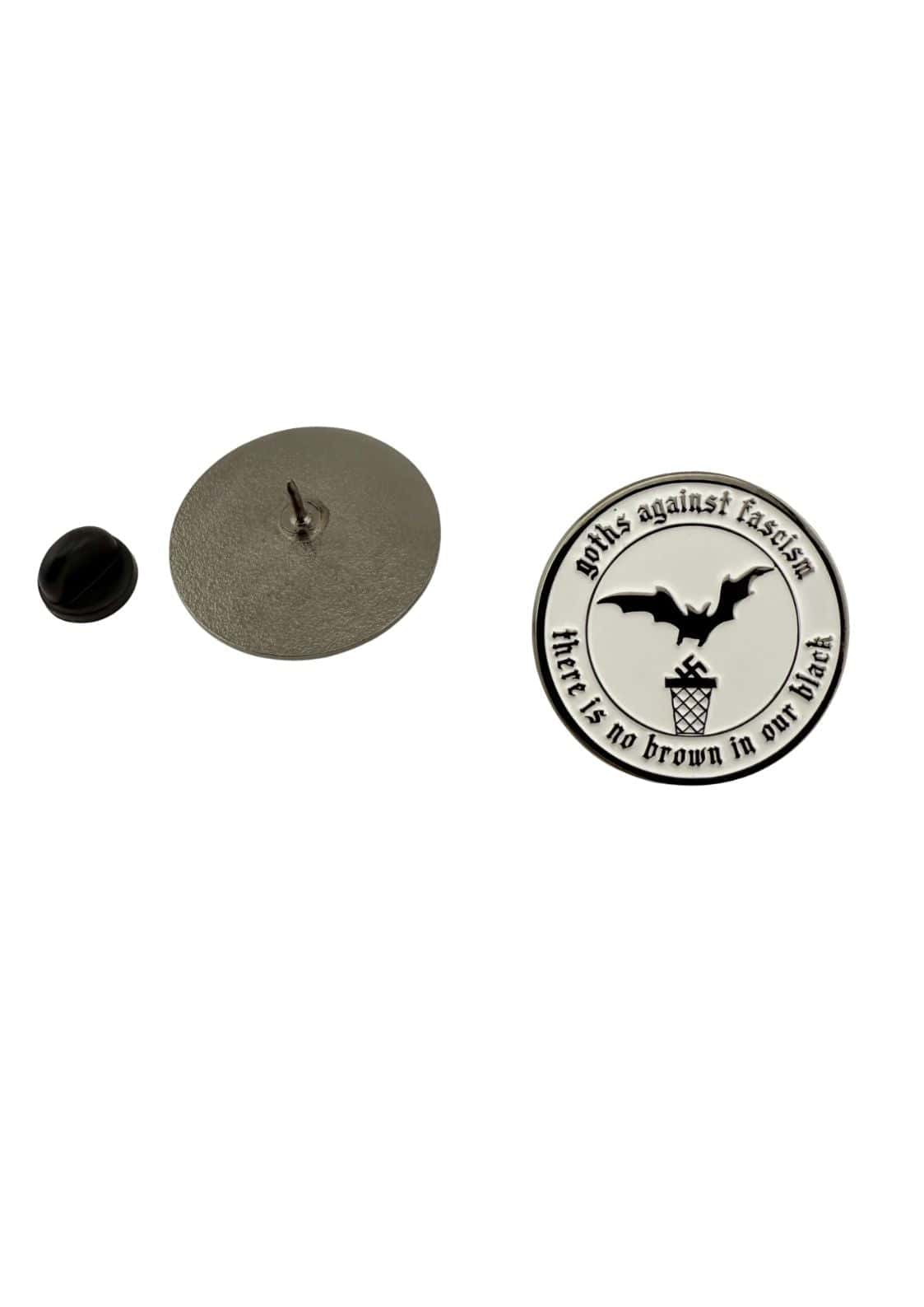 Schwarze und silberne runde goth gegen faschismus pin mit fledermaus über mülleimer und sprüchen lizenzierte bekleidung ltd