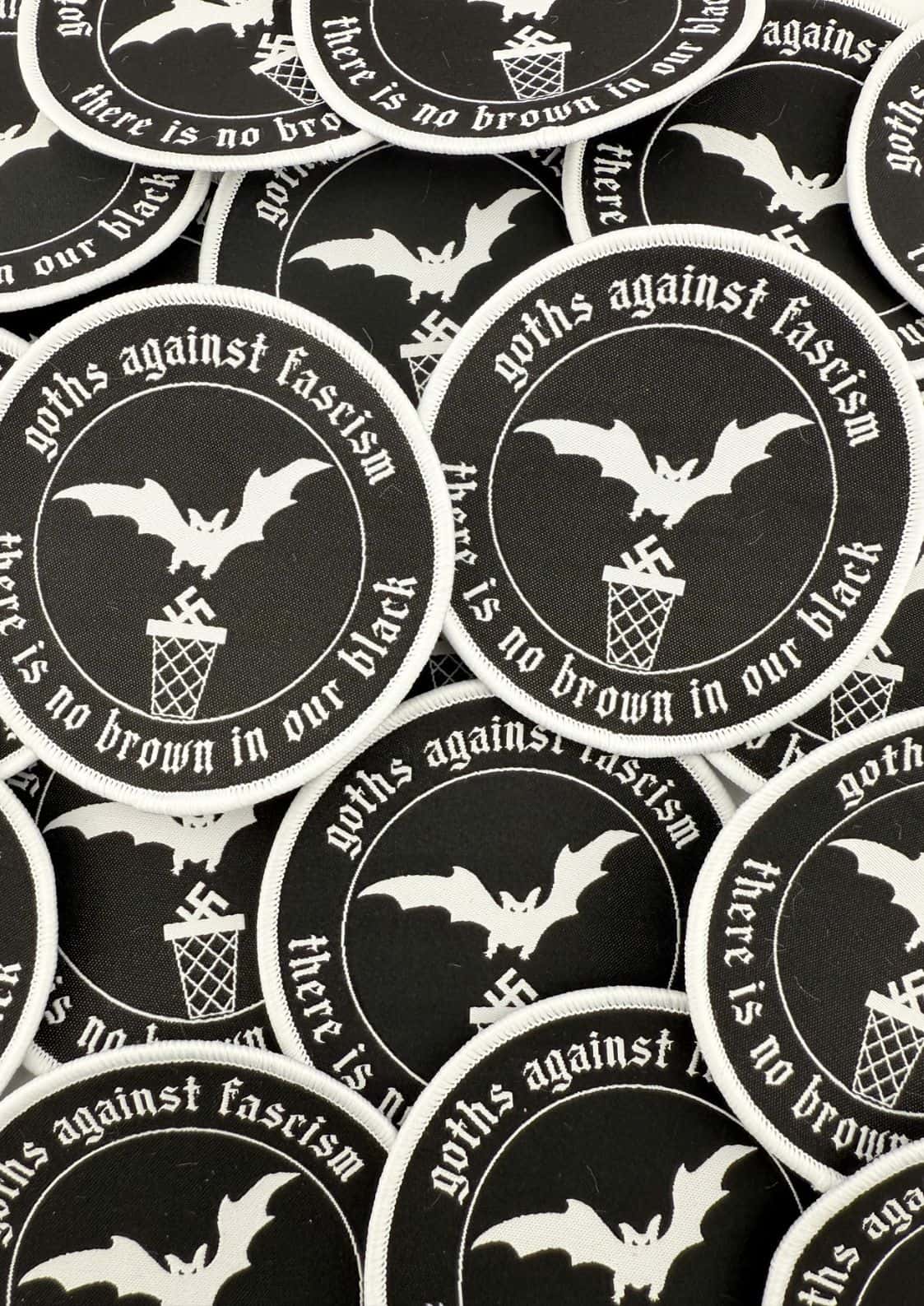 Schwarze runde patches mit weißen bestickten fledermäusen und swastikas im mülleimer goth gegen faschismus patch