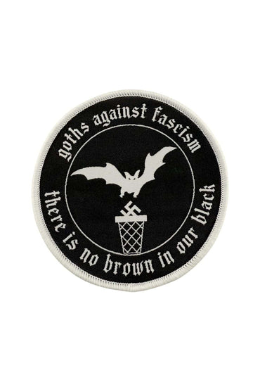 Schwarzer runder patch mit weißem stickrand goth gegen faschismus mit fledermaus und mülleimer symbol gaia lizenzierte bekleidung