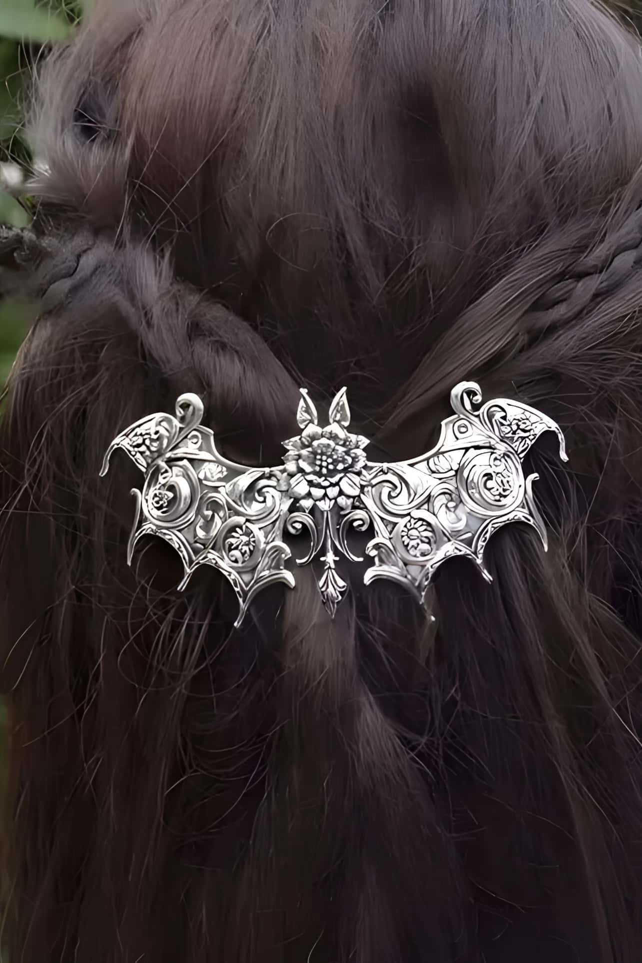 Silberne gothic haarklammer goth bat mit filigranen floralen und ornamentalen details aus metall für horror styles