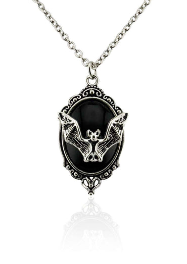 Silberne gothic bat halskette mit einem schwarzen onyx-artigen zentrum und einem verzierten ovalrahmen für düstere eleganz