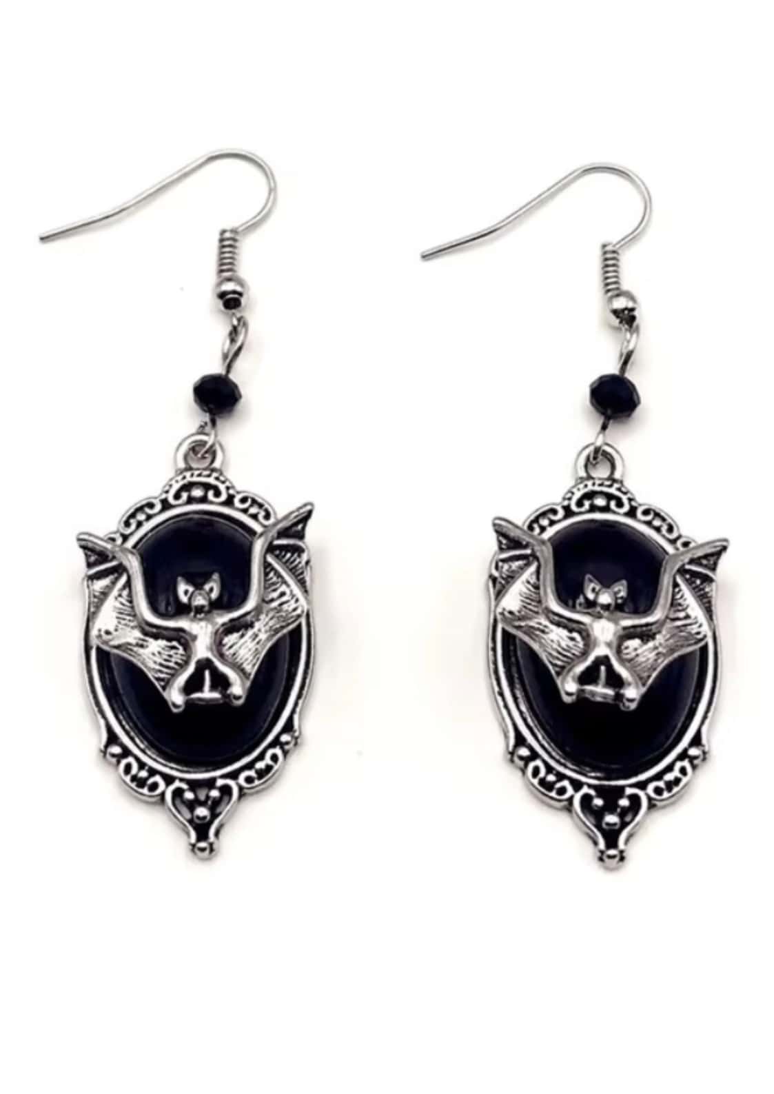 Silverfarbene gothische bat ohrringe mit vintage rahmen und schwarzen ovalen einlagen im horror stil