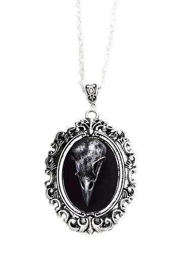 Silberne gothic crow skull halskette mit raven schädel design vor schwarzem hintergrund