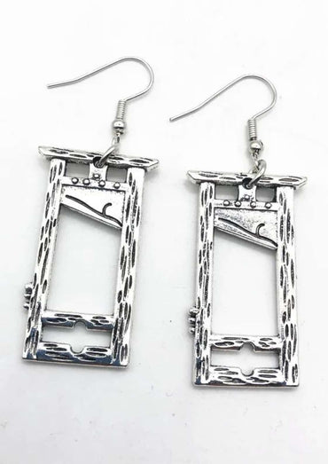 Silberfarbene guillotine small ohrringe aus metall mit filigranen gravuren im gothic horror stil