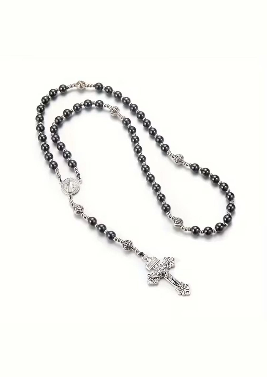 Ein dunkelgraues Perlenrosenkranz mit silberfarbenen Metallakzenten und einem detaillierten Kruzifix-Anhänger.