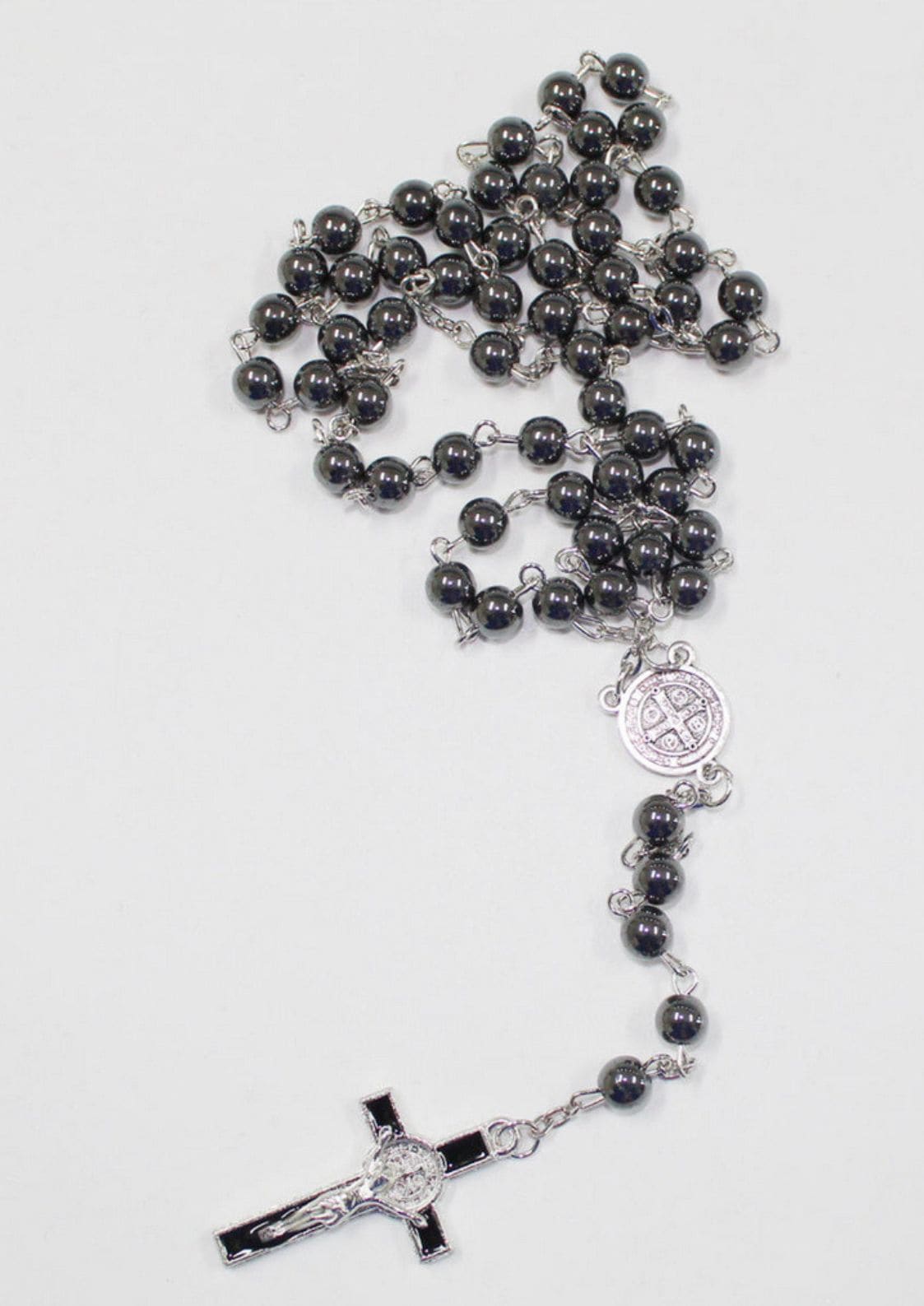 Schwarzes Perlenrosenkranz mit silbernen Akzenten und Kreuz.