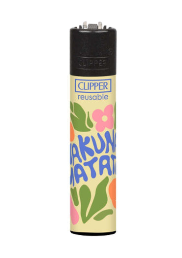 Buntes wiederbefüllbares clipper feuerzeug hakuna matata mit tropischem design und pinken blumen, ideal für gothic kleidung fans