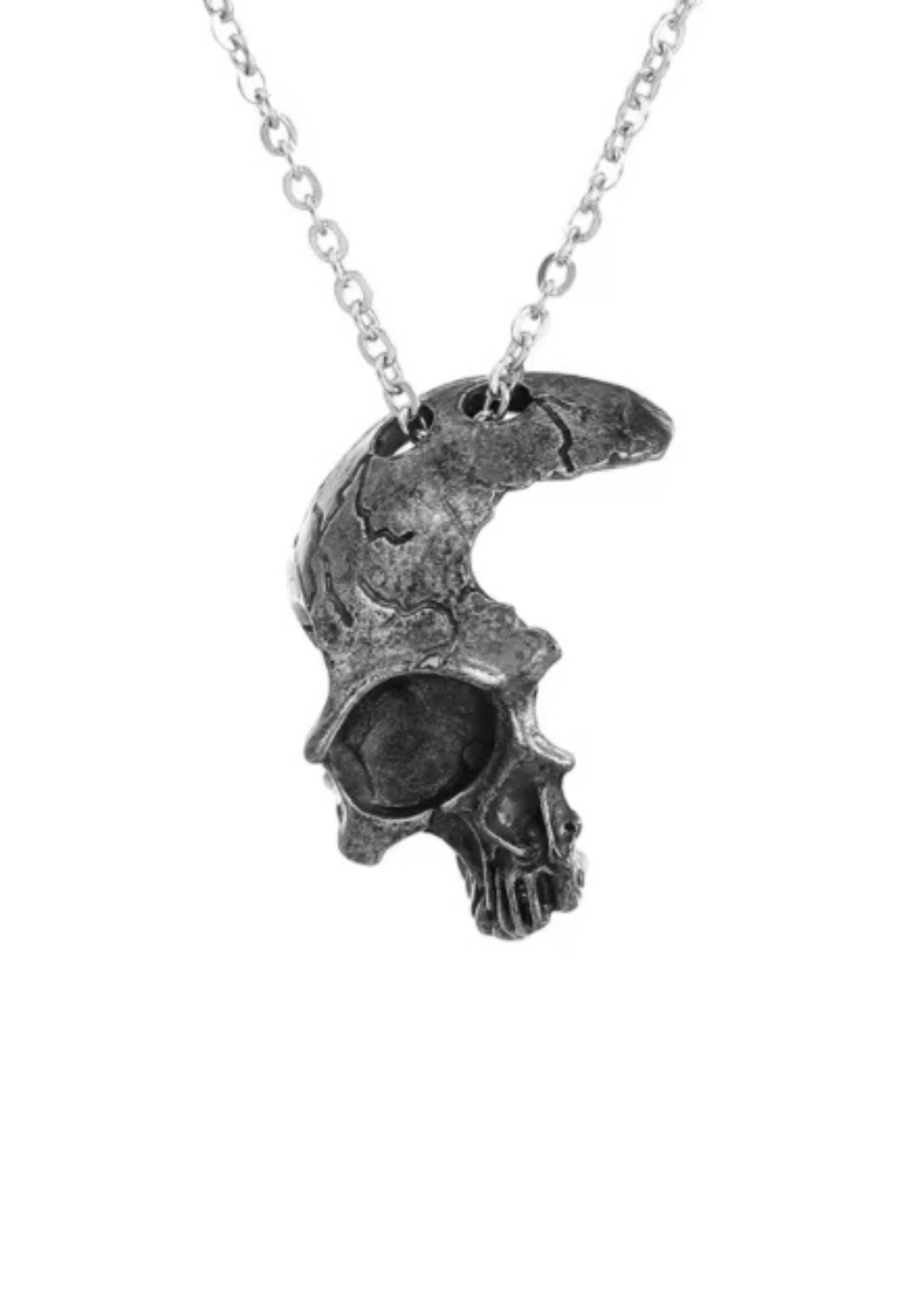 Silberne Totenkopf-Mond-Halskette mit schwarzen Augen und Nase, kompliziertes Design.