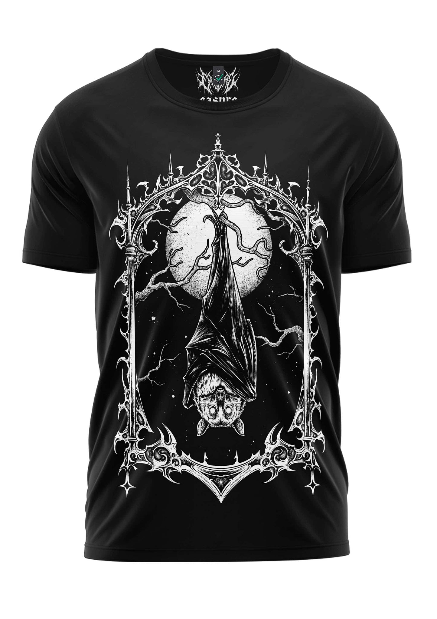 Schwarzes gothic kurzarmshirt mit weißer grafik einer fledermaus unter einem gotischen bogen bei mond und blitzlicht