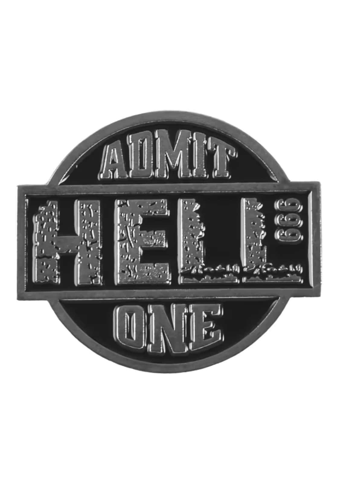 Schwarze enamel pin mit erhöhter silberner lettering admit hell one in bold distressed schrift hell admit silver pin