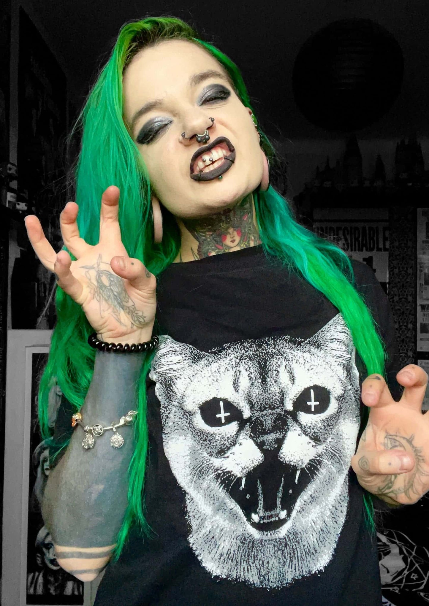 Schwarzes gothic shirt mit detaillierter schwarz-weißer grafik einer wütenden bitte katze mit kreuzaugen und fängen