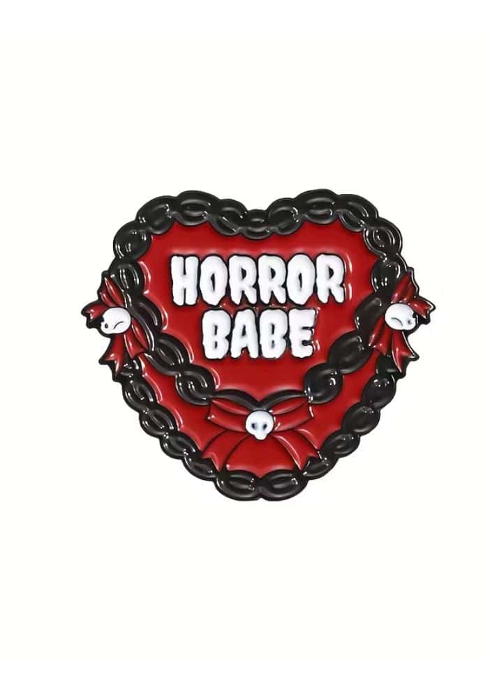 Rotes herzförmiges horror babe pin mit schwarzer kette und kleinen schädeln aus langlebigen materialkombination