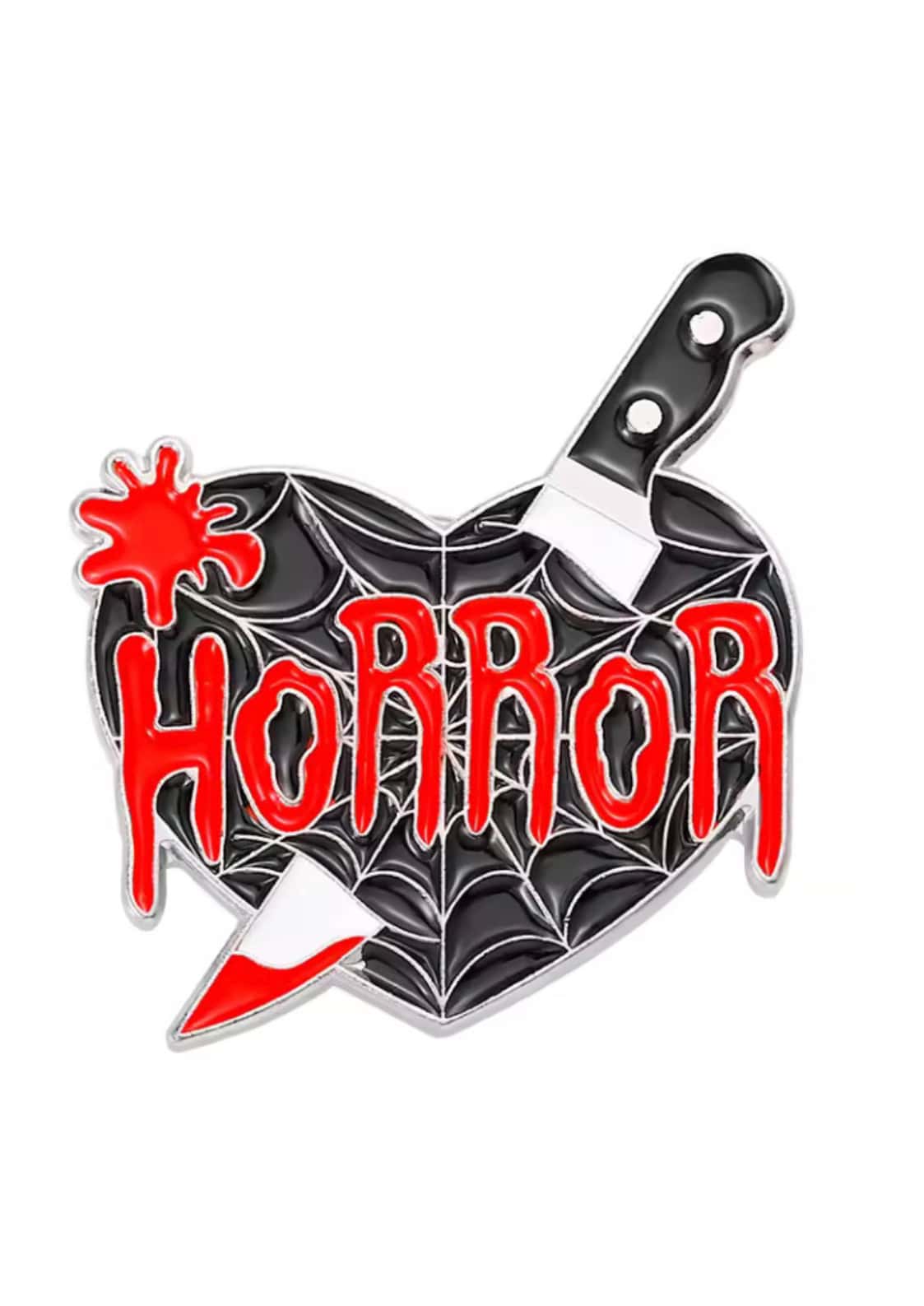 Schwarzer und roter gothic enamel pin in herzform mit spiderweb mustern und horror schriftzug horror heart pin