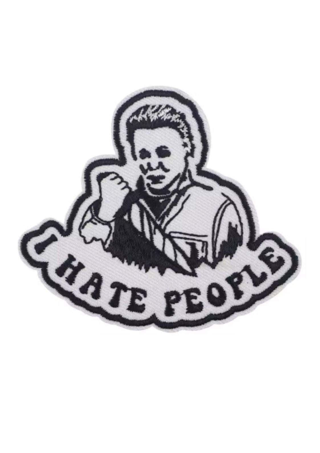 Weißer und schwarzer bestickter patch mit person, die ein messer hält, und dem text hate people im gothic horror stil