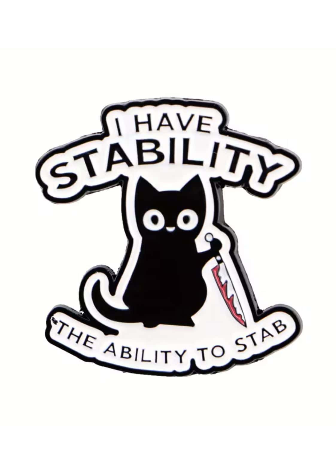 Schwarze katzen emaille anstecknadel mit weißer schrift und rotem griffmesser in der kategorie gothic dunkle kunst