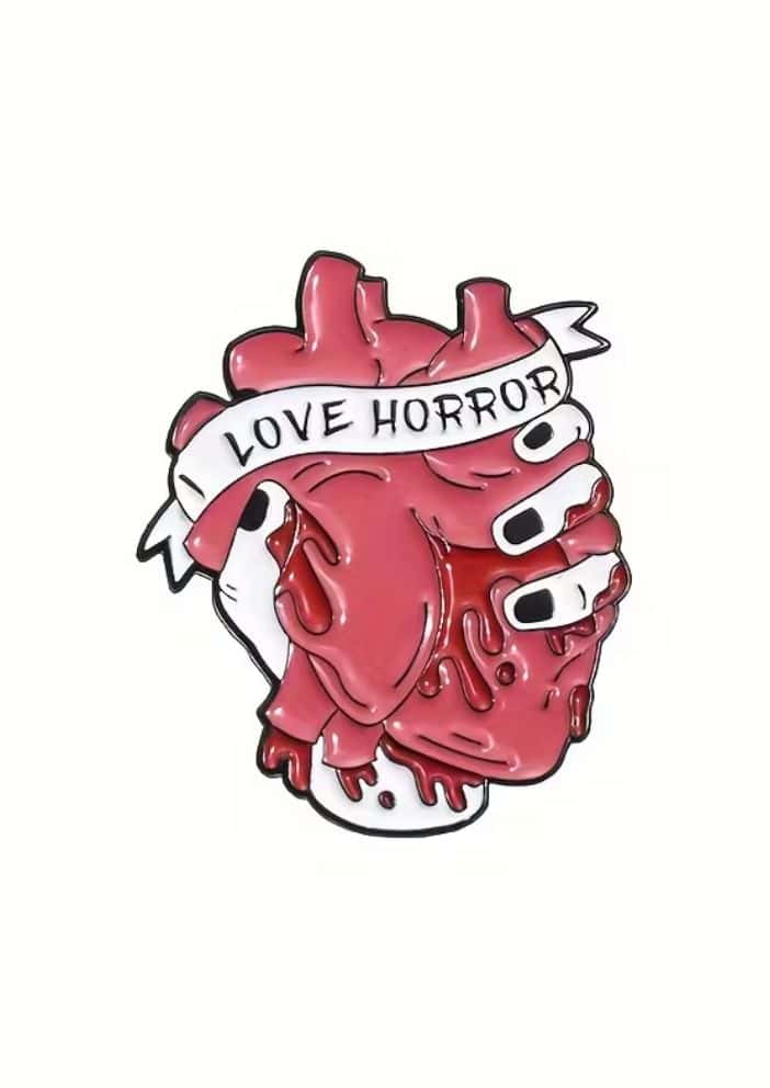 Roter enamel pin mit horror herz design und weißen skelett händen im auffälligen gothic-anstecker stil