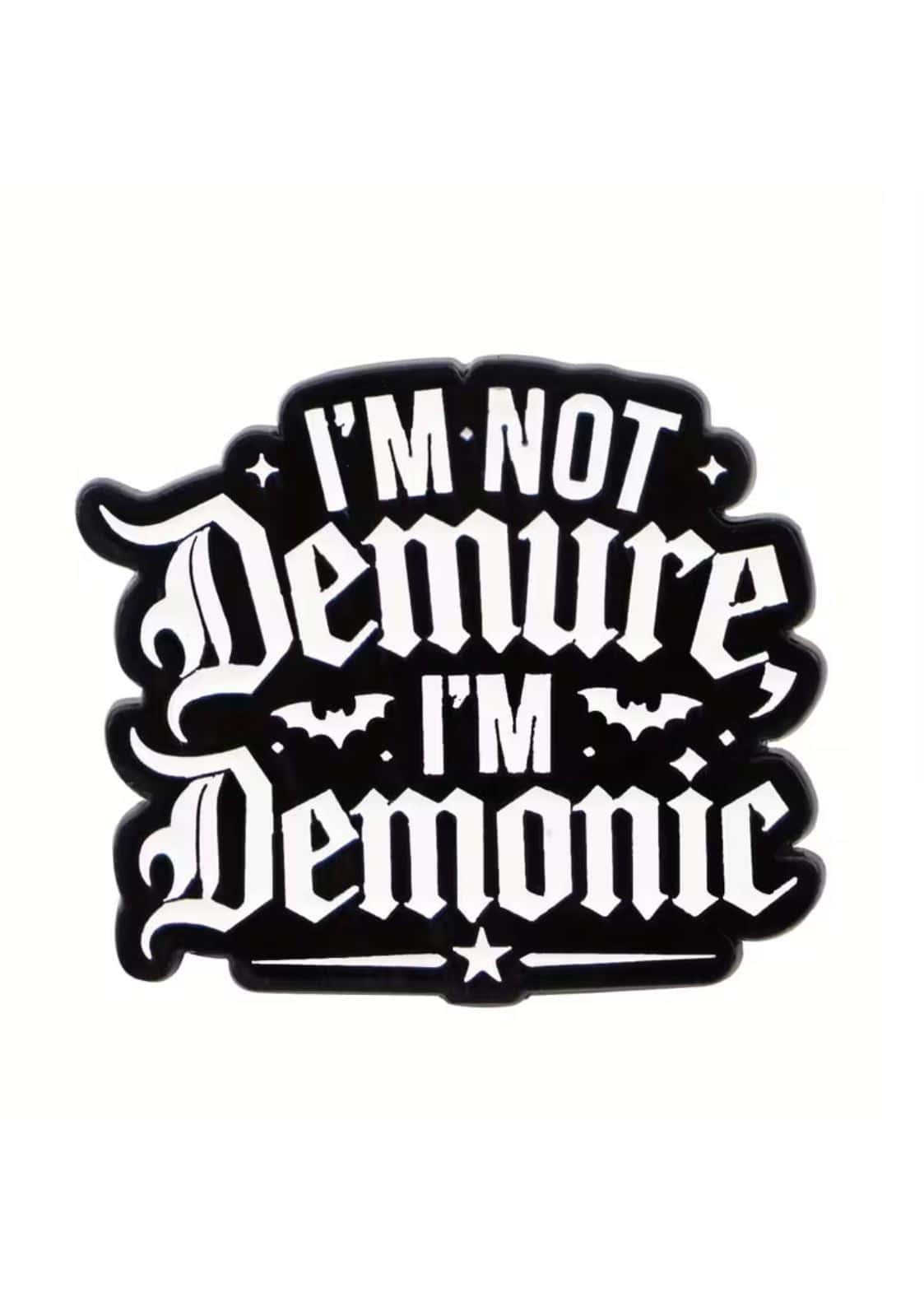 Schwarzweißer gothic-sticker mit text im not demure im demonic und fledermaus- sowie sternakzenten passend zu horror und vhs set