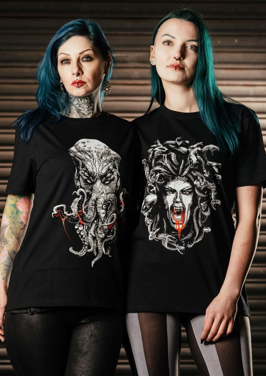 Schwarzes immortal cthulhu shirt mit detailliertem weiß-rotem grafikdruck einer gothic horror medusa und einem tentakelwesen