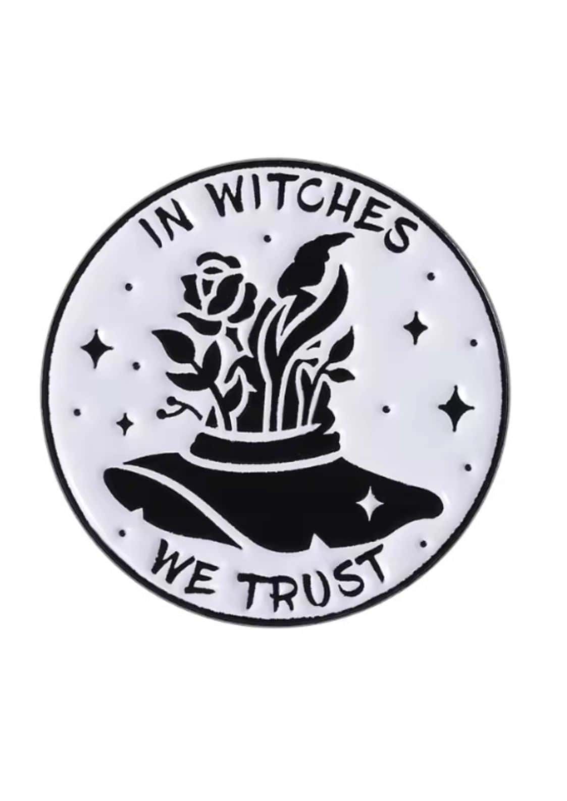 Weißer und schwarzer hexen-themed emaille-pin mit rosendesign und bat pentagram für gothic horror fans