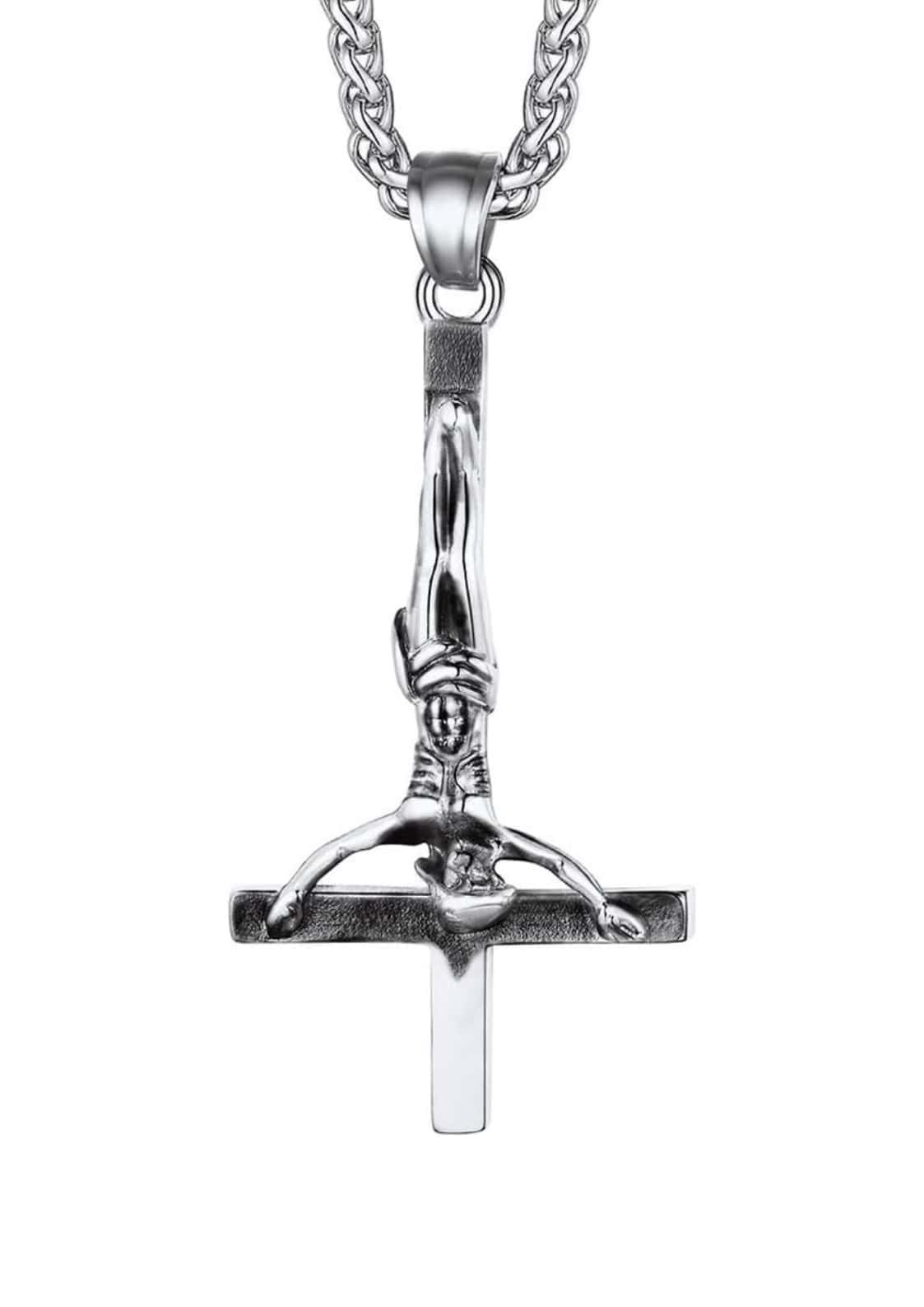 Silberner edelstahl anhänger inverted cross jesus mit detaillierter jesusfigur an passender geflochtener kette