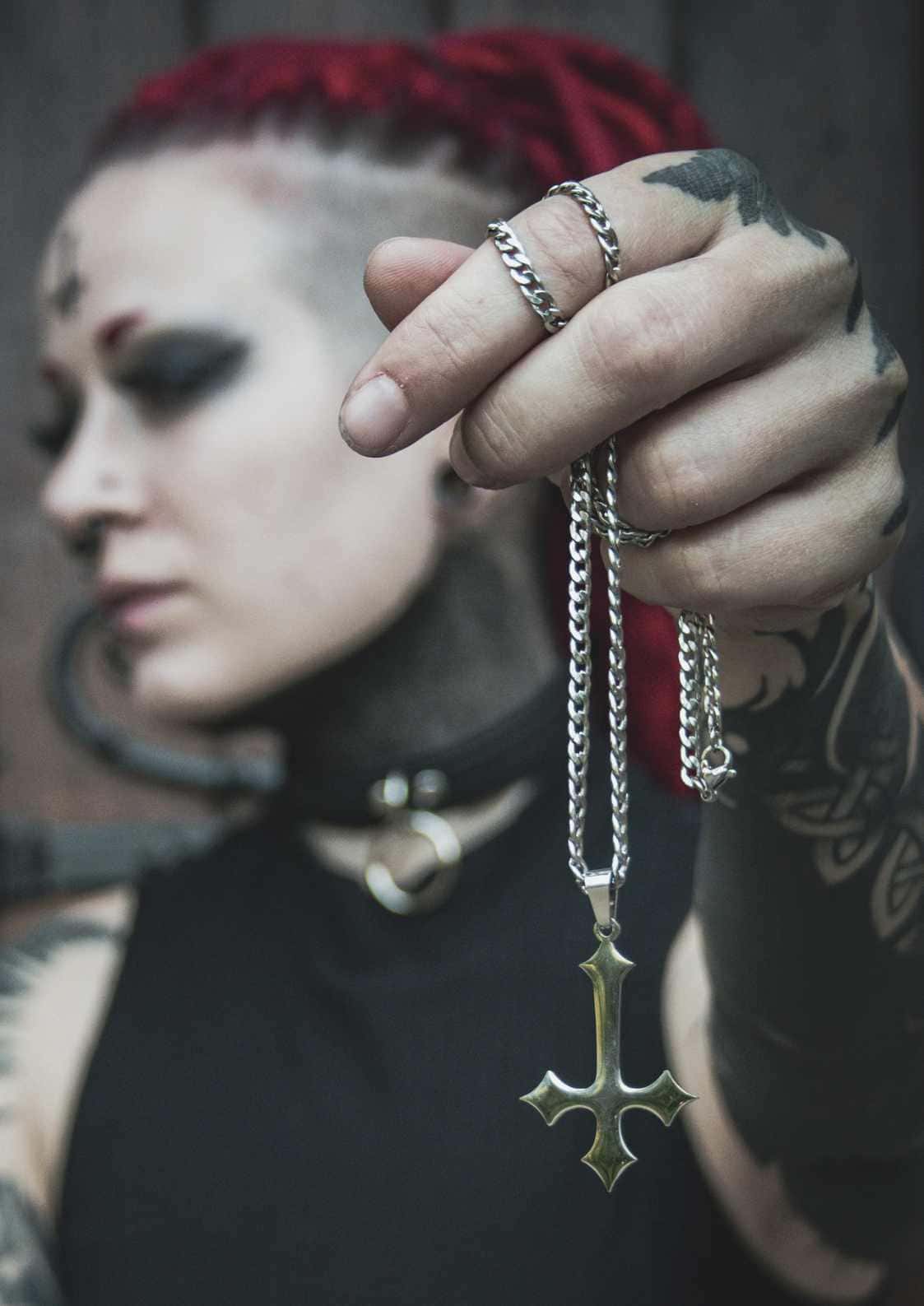 Silberne halskette mit inverted cross pointed anhänger aus glänzendem silber in kreuz spitz design
