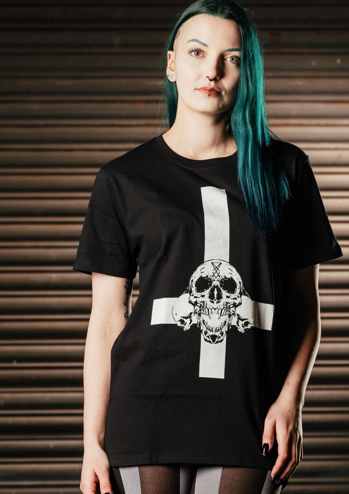 Schwarzes Gothic-Metal T-Shirt mit weißem umgekehrtem Kreuz und Schädel