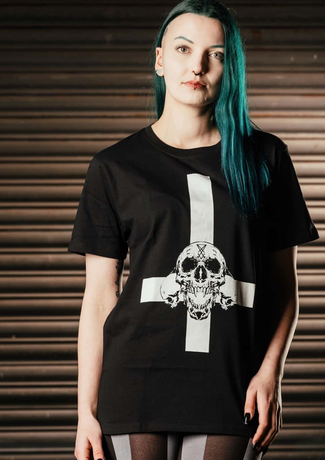 Schwarzes gothic t-shirt mit weißem invertiertem kreuz und detailliertem horror-schädeldesign im zentrum