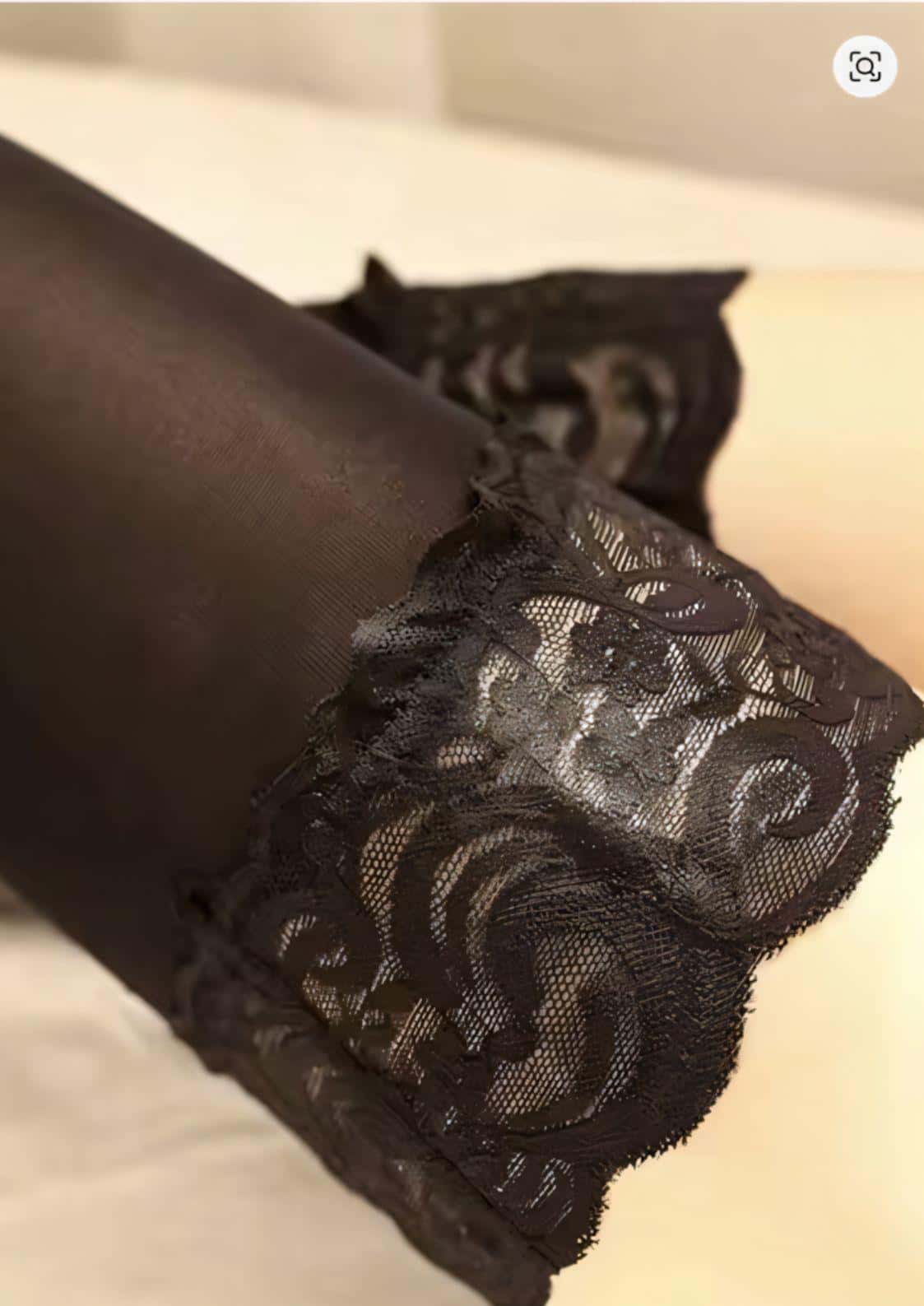 Schwarze lace-up strumpfhose mit spitzenbesatz und floraler stickerei im gotischen stil und geometrischem cutout